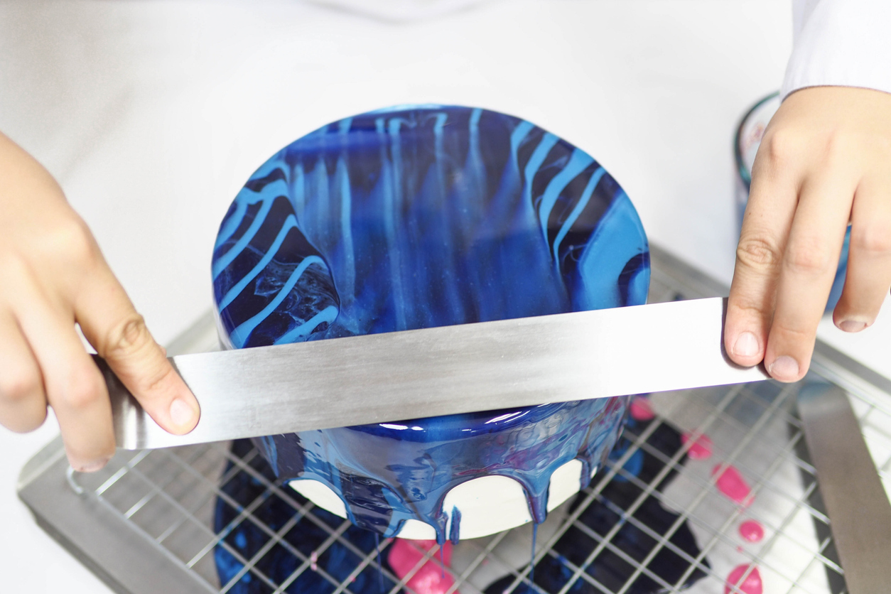 torta glassa a specchio blu con coloranti per dolc